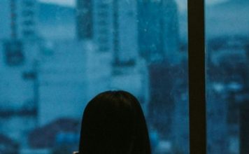 强迫少女全裸跪爬公园 男子拍不雅片施暴遭判刑