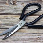 胸口剧痛忍不住 男子自行拿剪刀捅胸