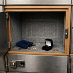 贵重珠宝存银行却失踪 女子仅获赔5.1万