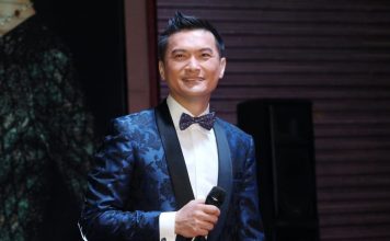 男星为儿停工多年 自闭症儿子逆袭成钢琴家