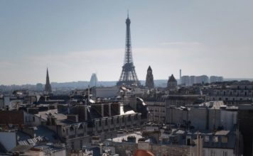 人气短剧女星疑造势翻车 自费买票入时装周被拒