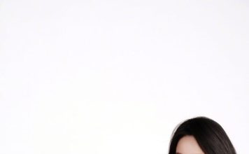 杨幂活动生图曝光 花朵背景竟变“天然头纱”