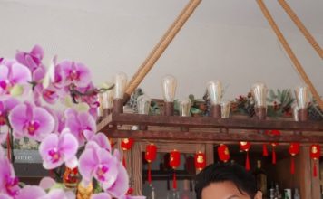 星二代晒爸旧照 关礼杰颜值直接封神