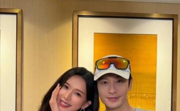 从电影搭档到老友 林志玲黄晓明“牵手式握手”