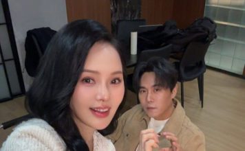 秦昊难得现身 一家三口同框逛迪士尼