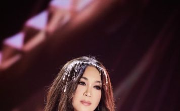 被四位型男围住 温碧霞一出场全场失焦