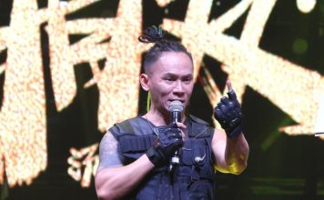 新歌发布变甜蜜现场 汤小康当众拥吻妻子