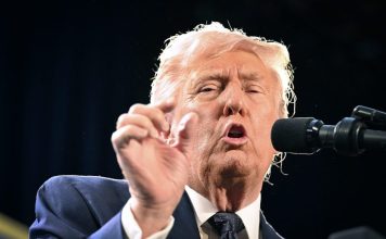 特朗普暗示军事行动升级 要全面摧毁伊朗