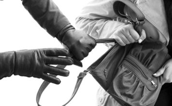 银行提款后遇持刀抢劫 公司经理17万被掠走