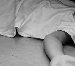 女19楼坠下当场身亡 男子抽烟被她砸中命危