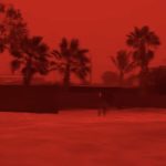 强热带气旋重创沿海城镇 红色沙尘吞没大片区域天空