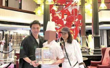 吴镇宇携妻现身新加坡 王丽萍罕见同框