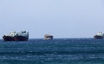 为避开遭伊朗袭击风险 多艘商船抢改“中国身份”