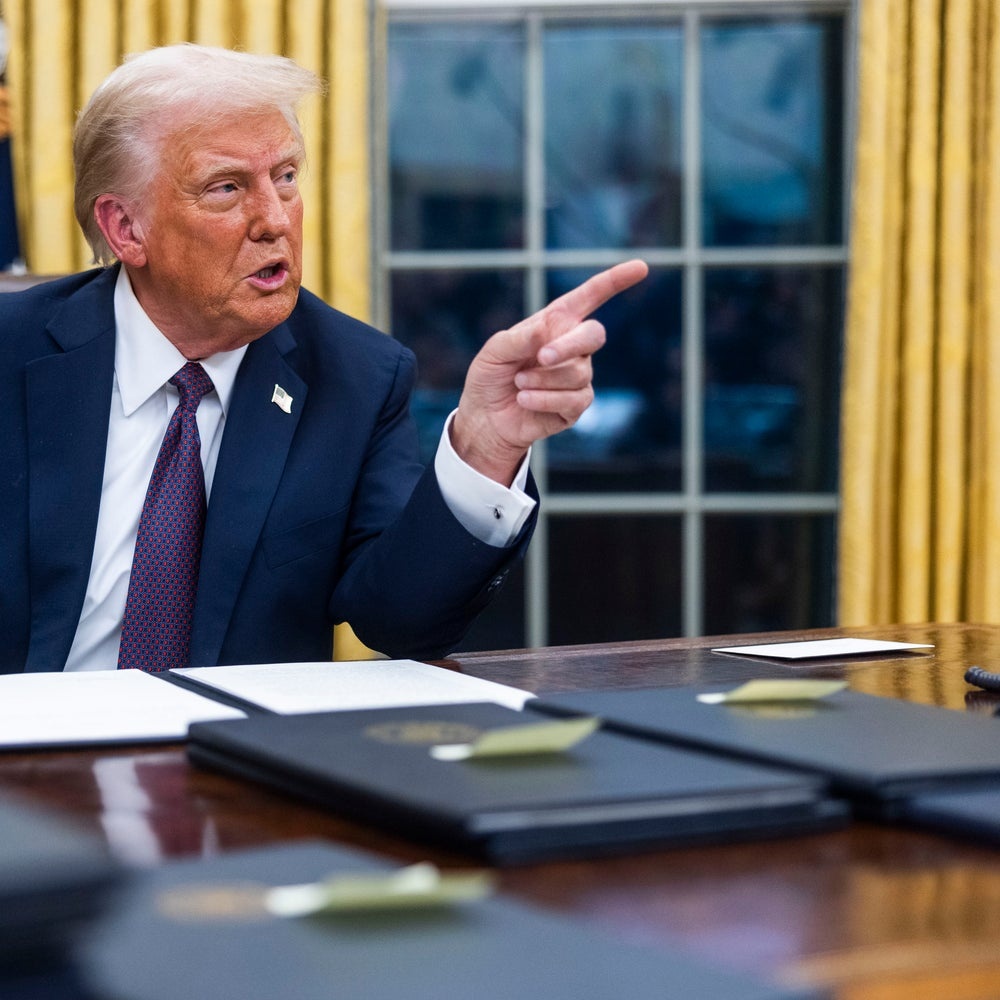 Trump_signs_executive_orders