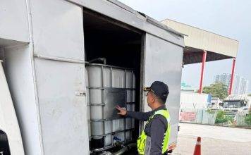 加油站截查可疑罗里 改装双油箱藏800公升柴油