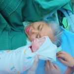 独子病逝后再当妈 63岁高龄女产5.6kg女婴