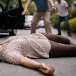 男女公共车位爆口角 女子摔倒身亡家属索赔