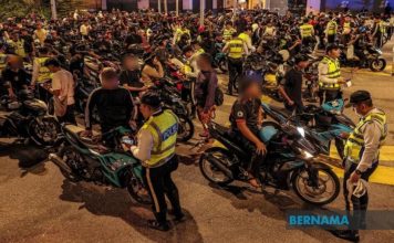 警方大规模围堵飙车党 开797罚单扣押80辆摩哆