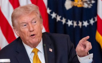 坚称是伊朗“乞求美国停战” 特朗普:海峡对我们根本不重要