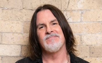 摇滚传奇主唱 与脑癌抗争六个月不幸离世