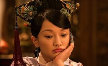 离婚4年后疑有新对象 女星被抓包搭手神秘男