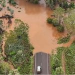 2男女冒险穿越洪水失踪 尸体在越野车内被寻回