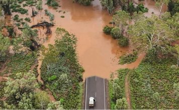 2男女冒险穿越洪水失踪 尸体在越野车内被寻回