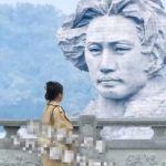 游客创意打卡引热议 雕塑像从地冒出般震撼