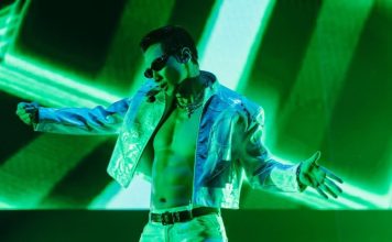 为赶进度不顾一切 男星当众脱光