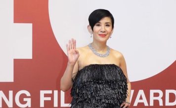 吴君如火辣现身导演会 性感造型压全场