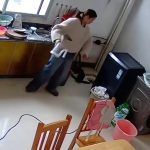 弟媳疑倒尿液进洗衣机 女子衣服反复传出尿味