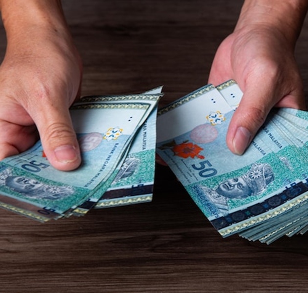 hands-counting-money-male-holding-malaysia-ringgit-notes-50_121826-2513