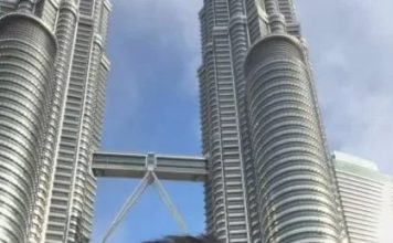 网红“中国特朗普”访大马 携父母夜市品尝猫山王