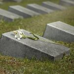 孙子除坟火化祖母 开棺发现61年遗体未腐化