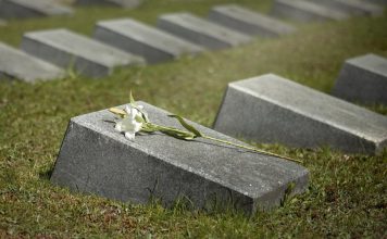 孙子除坟火化祖母 开棺发现61年遗体未腐化