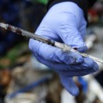 声称“恶魔”藏在冷气中 医美富二代持针筒想刺人