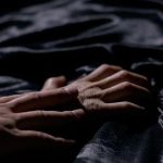 男子邀少女玩大冒险 诱其换衣坐大腿夺初夜