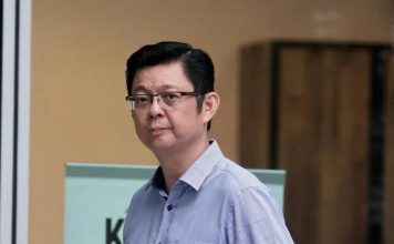 华裔男与人妻车震被发现 无视对方趴车头仍开车拖行