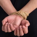 少女突遭男子掳上车绑走 妙用“口型”成功脱险获救