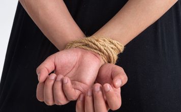 少女突遭男子掳上车绑走 妙用“口型”成功脱险获救