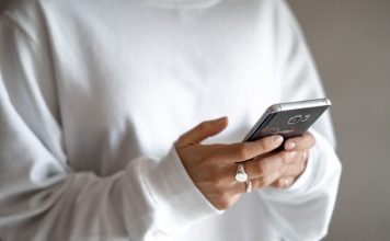 25岁女子下楼玩手机 摔成大小便失禁