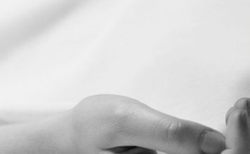 女子内脏出血陈尸路旁 丈夫成头号嫌犯遭扣查