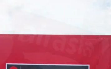 中国乘客怒怼不会中文 亚航反手发中文宣传反击