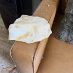 疑排泄物巨冰砸穿民宅 屋主忧心:冰块带有异味