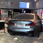 宝马高速冲进餐厅 12人被波及受伤