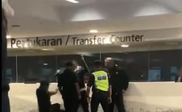 KLIA2转机柜台前爆冲突 2男当众互殴惊动旅客