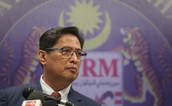 首相安华保证 不会延长阿占巴基的合约