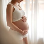 女子早产被10院踢皮球 双胞胎一死一脑损