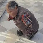 没有手脚也不认命 女子用嘴养大3个孩子