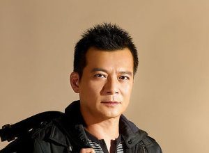 妈妈成功抱到黄日华 激动埋胸画面疯传